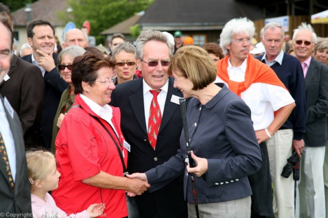 ©IMG_0448.jpg - Am Samstag, den 23.06.2007, hatte ich die Gelegenheit Frau Eva Luise Köhler, die Frau von unserem derzeitigen Bundespräsidenten Herrn Horst Köhler, bei der Einweihung von weiteren 9-Löcher des Golfplatzes Ludwigsburg, dem Golfclub Schloss Monrepos (GCM), zu fotografieren.