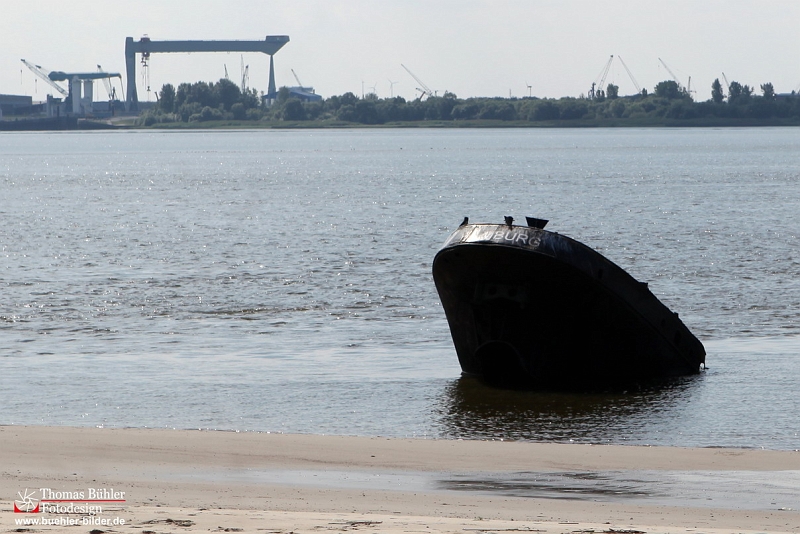 Hamburg Schiffswrack im Wasser IMG_2638_0.jpg