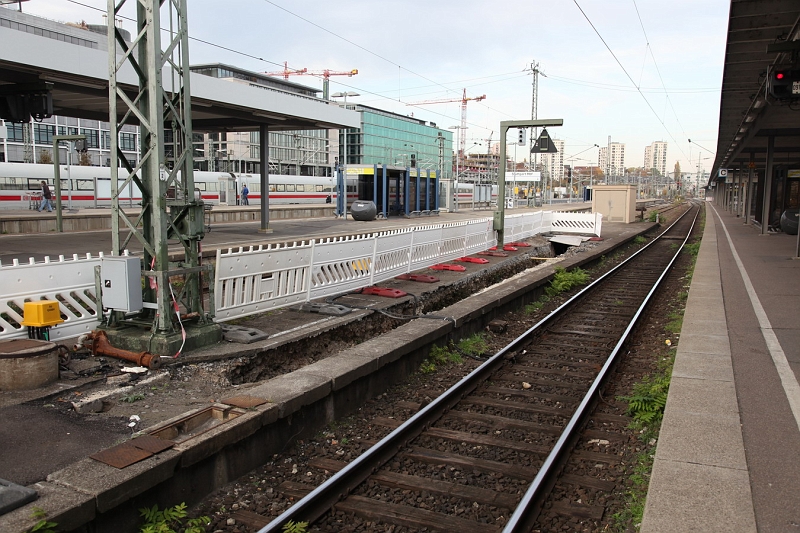 01.11.2011_weiterbau der vorhandenen Bahnsteige_IMG_9808.JPG