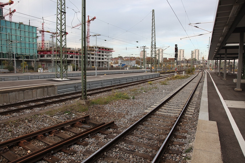 01.11.2011_weiterbau der vorhandenen Bahnsteige_IMG_9816.JPG