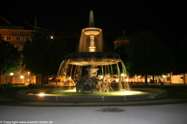 Brunnen auf dem Schlossplatz bei Nacht_©IMG_8958.jpg